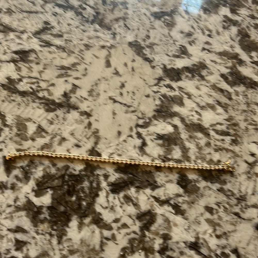 Tennis braclet. 7 inches